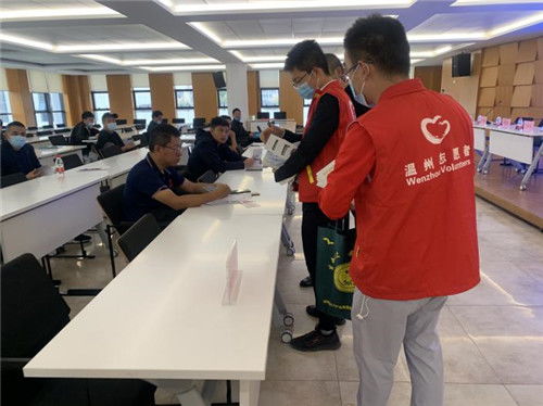 甌江口志愿者為小微企業(yè)提供安全生產(chǎn)與信息咨詢服務(wù)